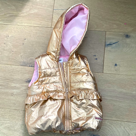 HOST PICK!! Toddler Girls Hudson Gold Colored Vest and Jeans Set - Picture 2 of 11